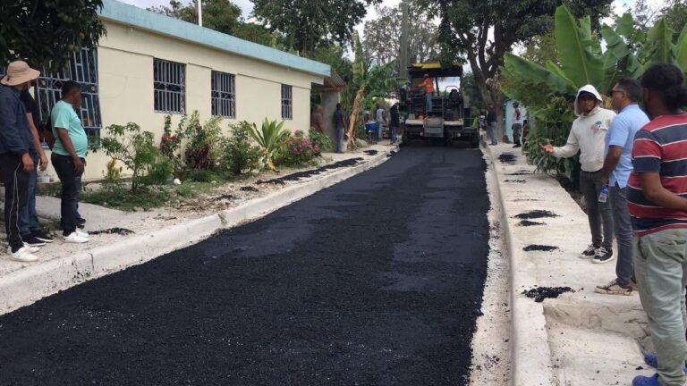 Obras Públicas inicia programa de asfaltado en comunidades de Azua